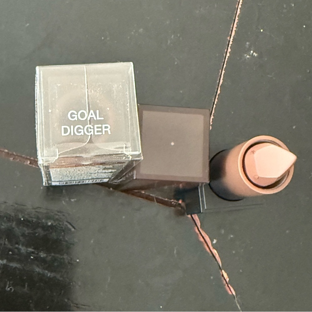 HUDA BEAUTY Bossy Browns Goal Digger Lipstick - Picture 4 of 5